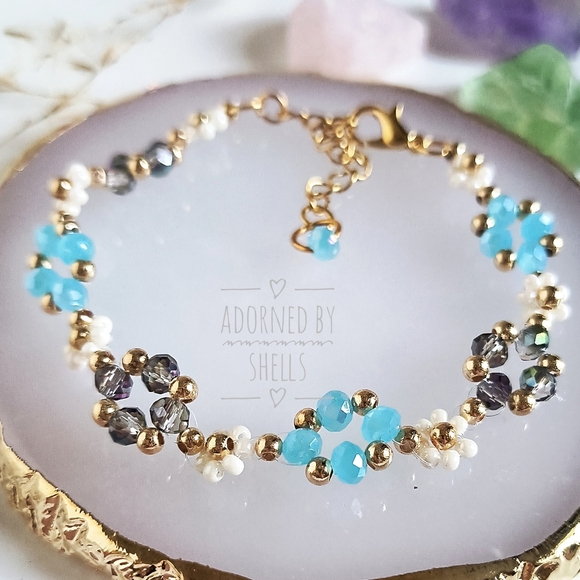 Daisy Dew Drop Blue Beaded Bracelet - Delicate Floral Elegance - Picture 10 of 11